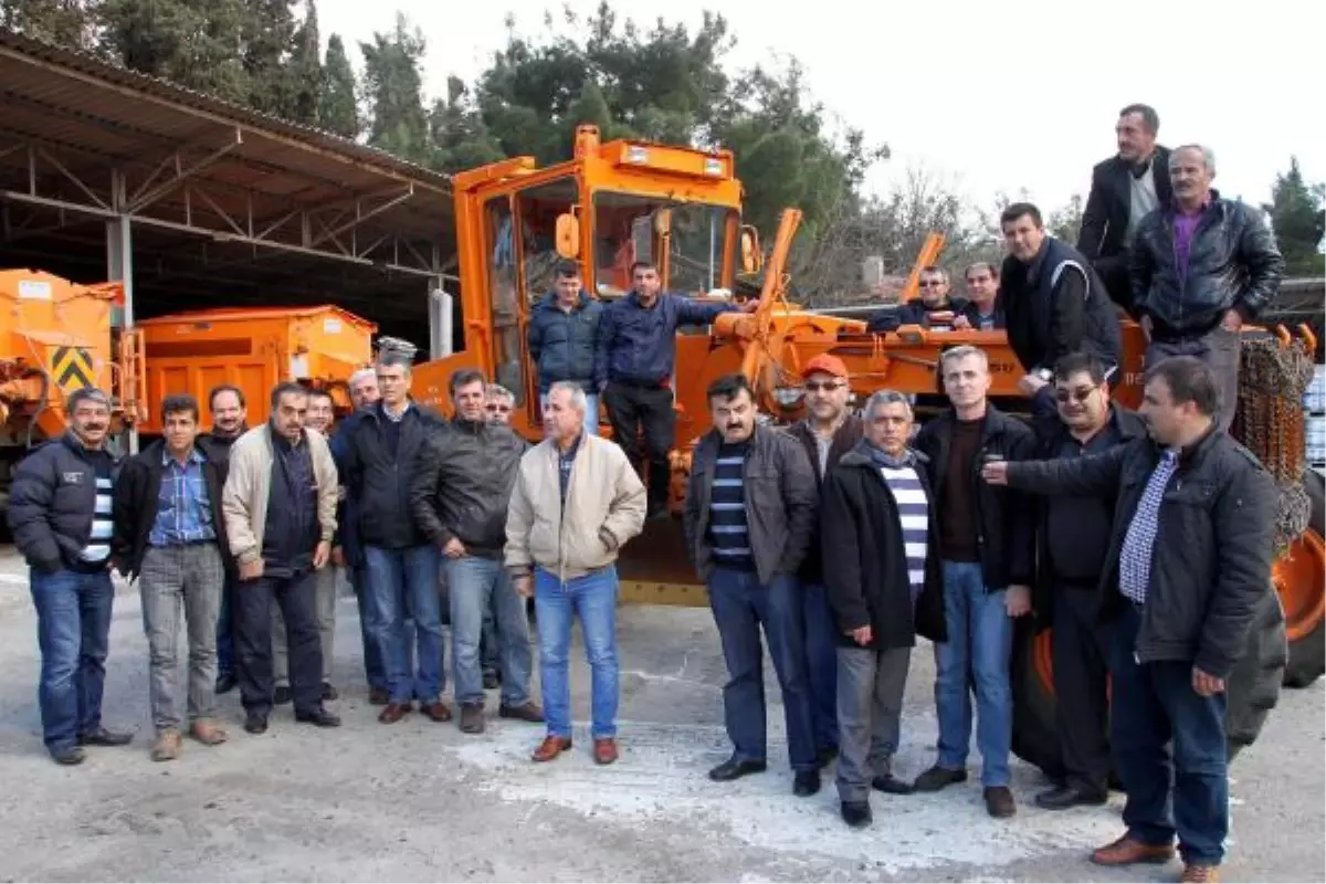 İş Makineleri Garajda, İşçiler Çay Ocağında