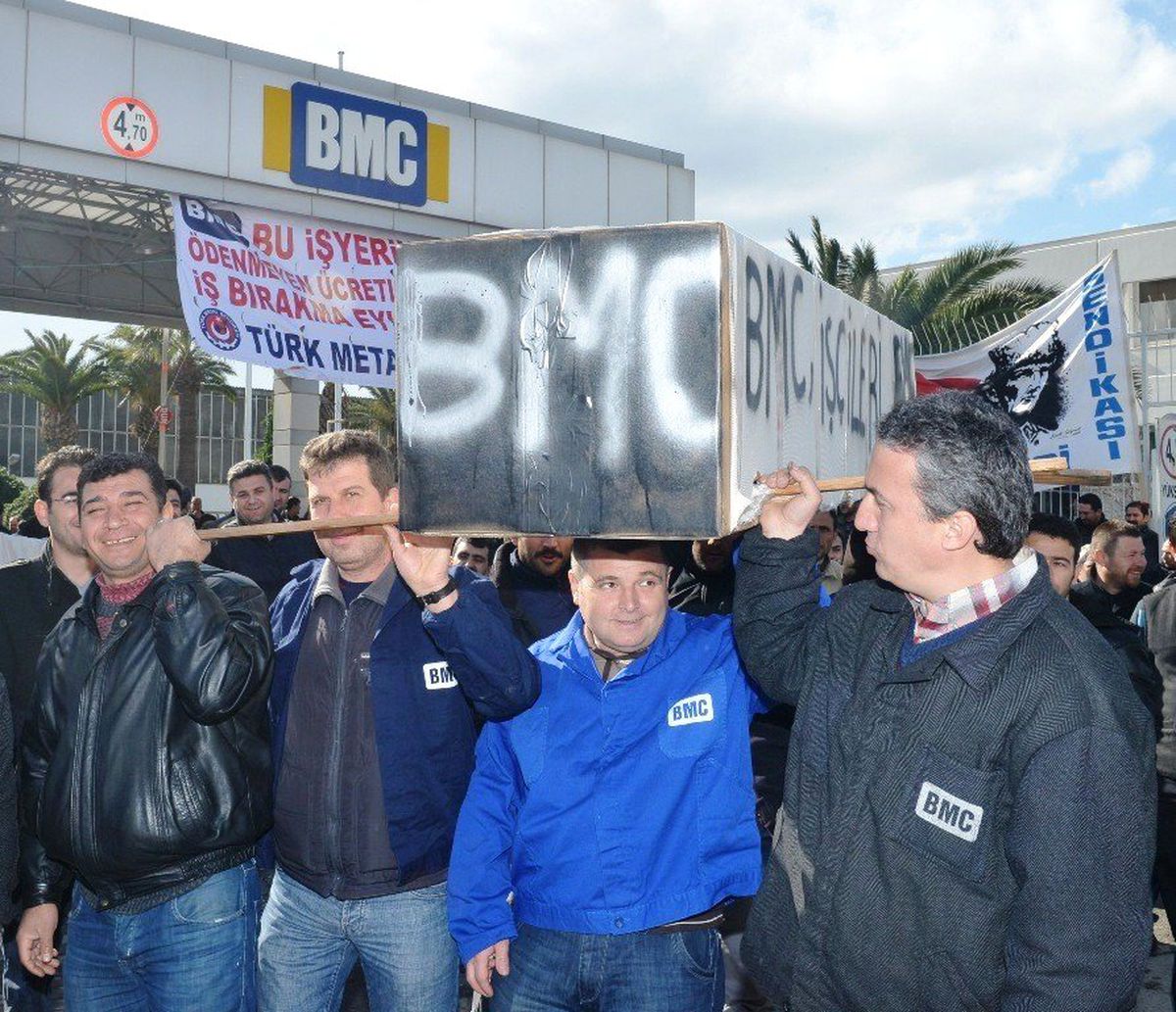 İzmir\'de İşçilerden Tabutlu Eylem