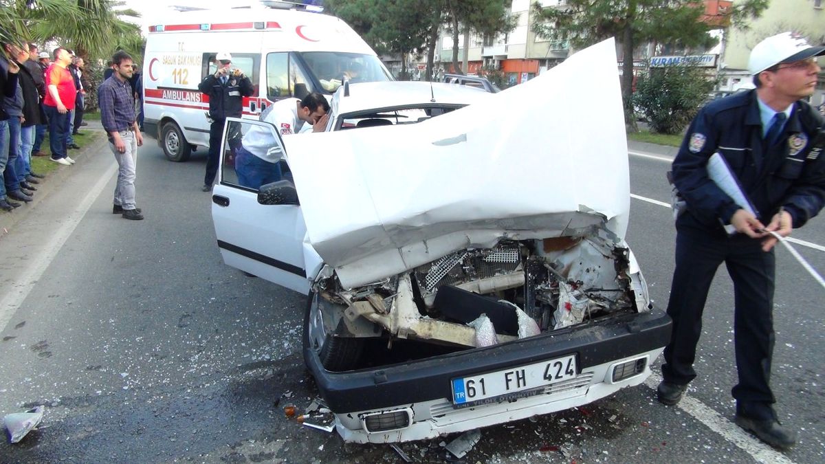 Otomobil Tır\'a Çarptı: 4 Yaralı