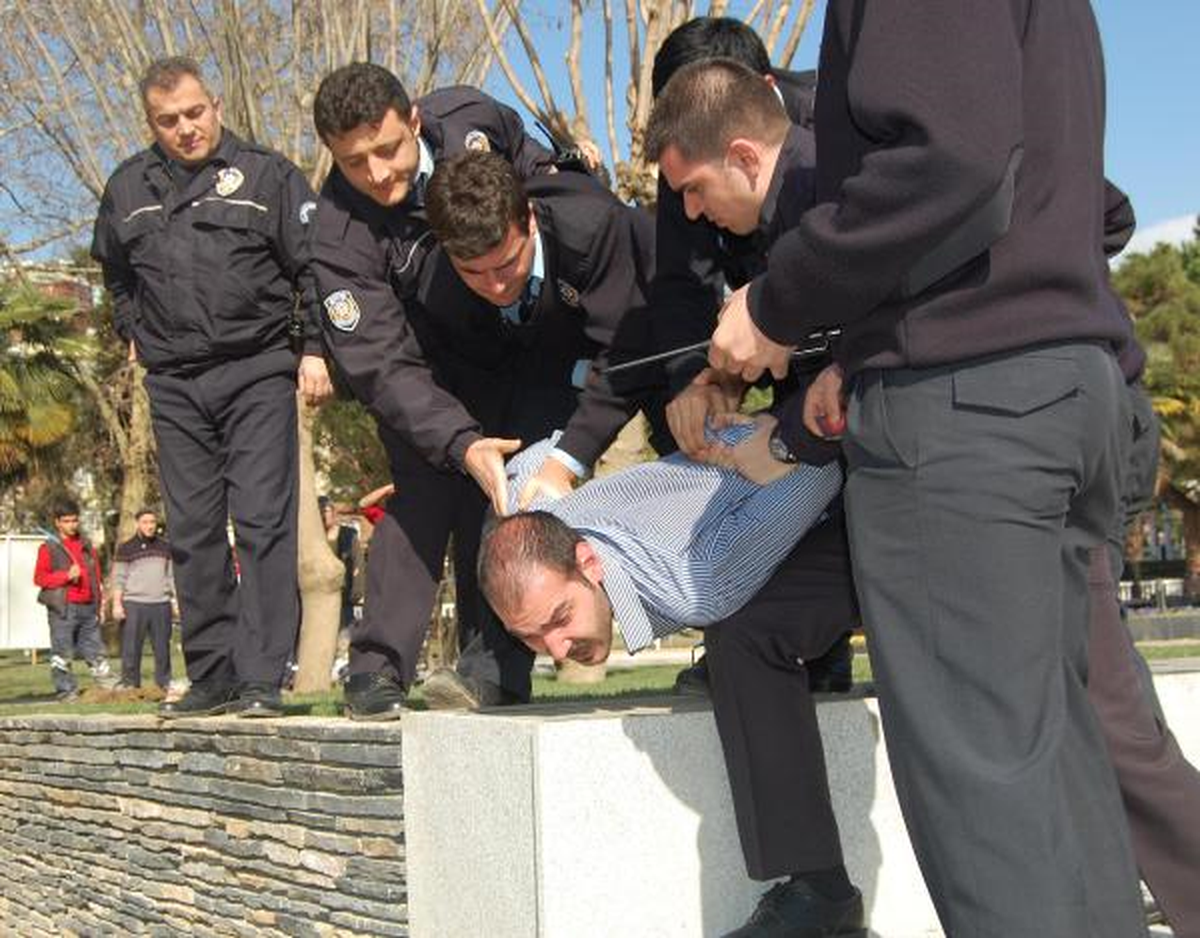 Polise Su Fırlatıp Küfretti, Güçlükle Etkisiz Hale Getirildi