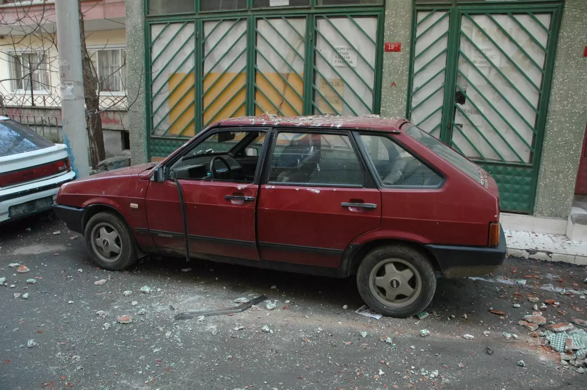 Apartmandan Dökülen Beton Parçaları Park Halindeki Otomobilin Üzerine Düştü