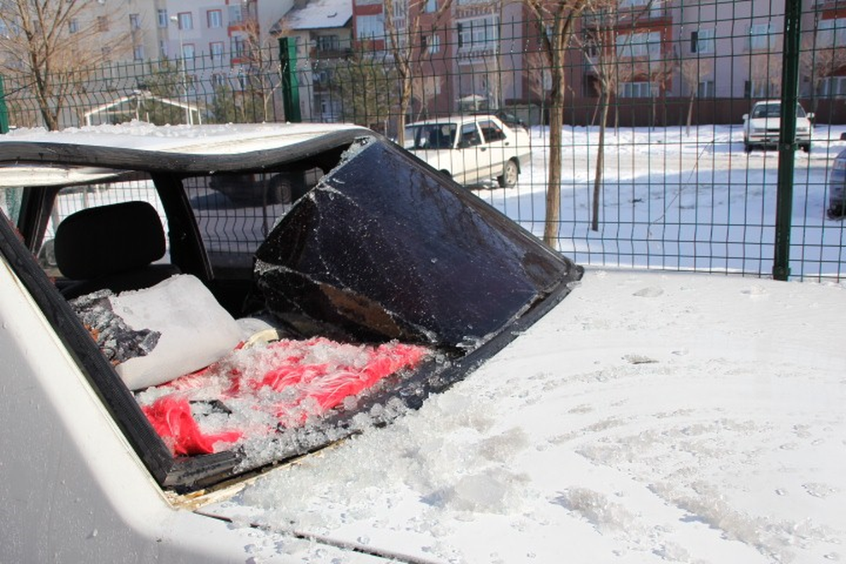Çatıdan Düşen Buz Kütlesi Otomobilin Camını Patlattı