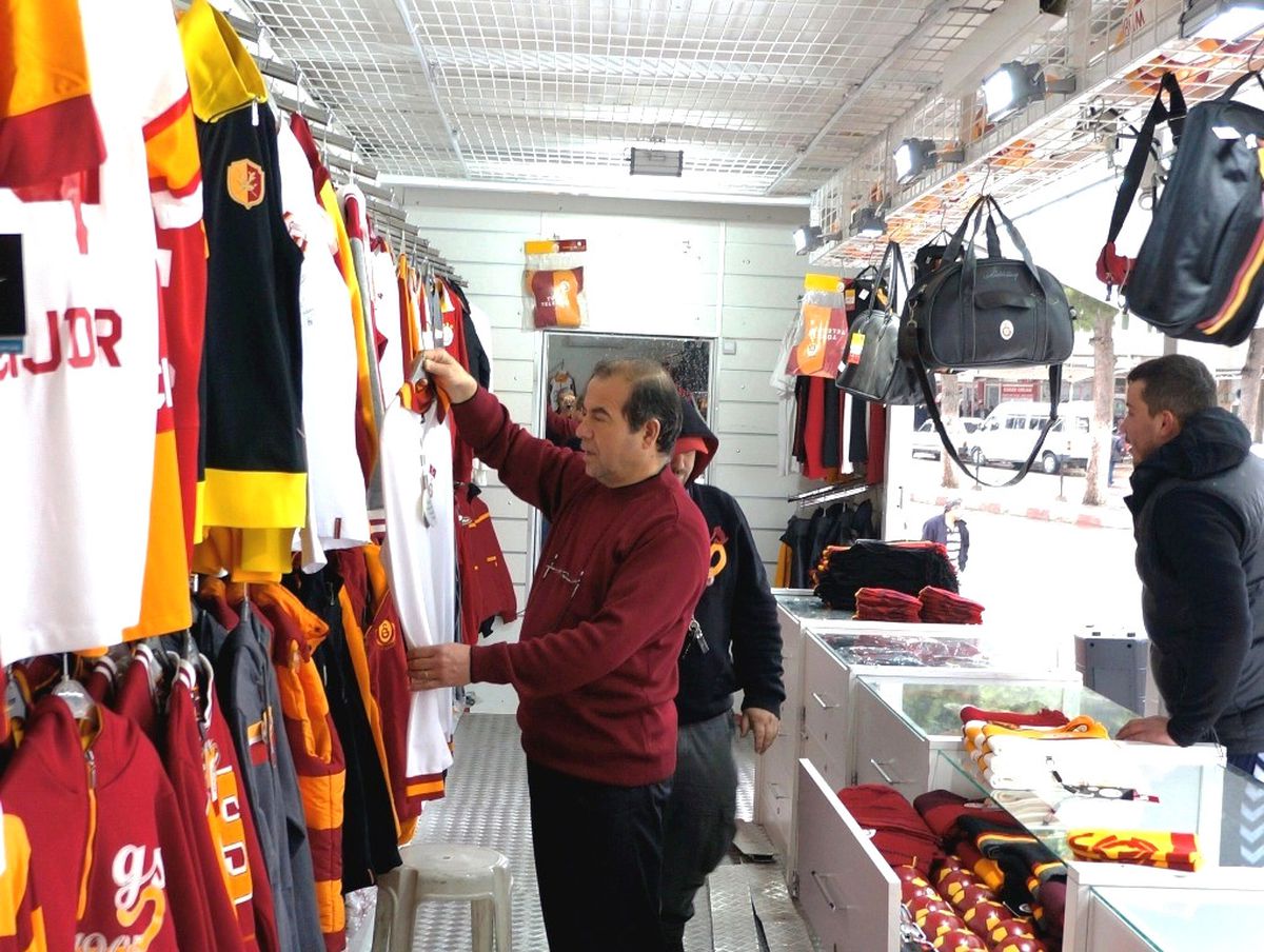 Galatasaray Store Tır\'ı Sarıgöl\'de Taraftarla Buluştu