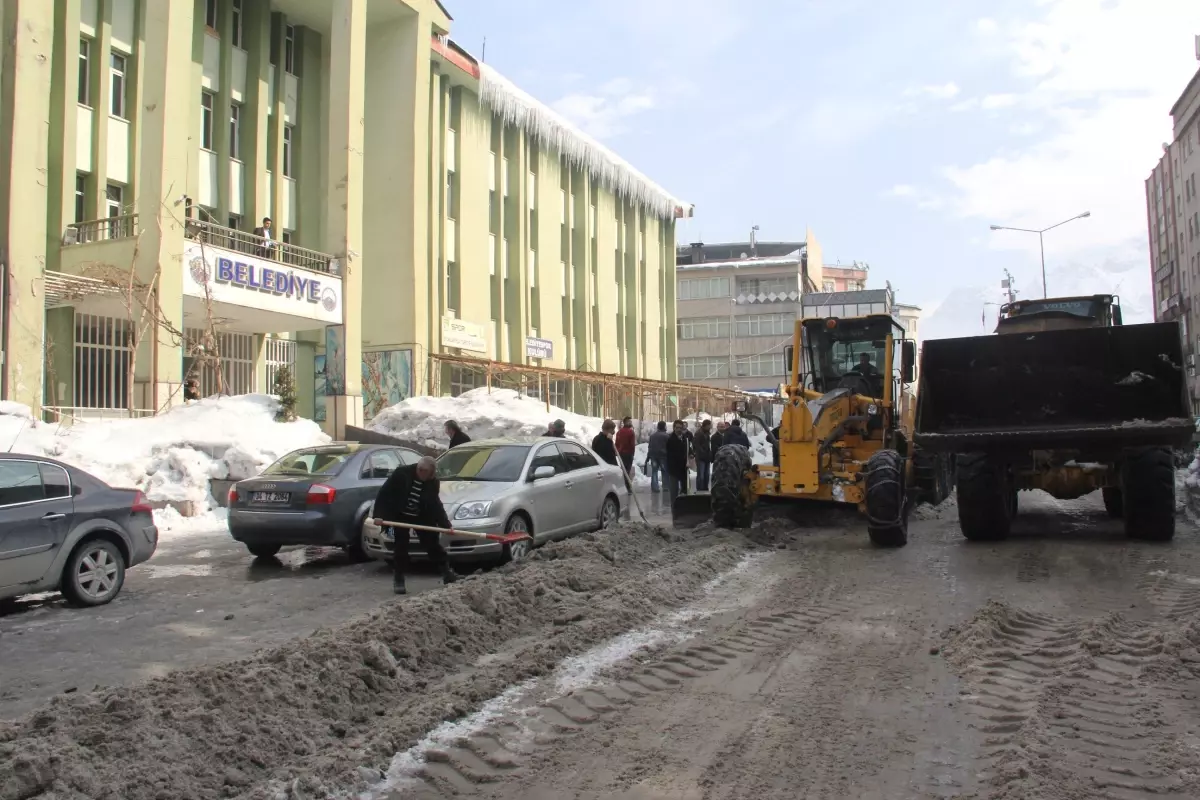 Hakkari Belediyesi\'nden Karla Mücadele Çalışmaları