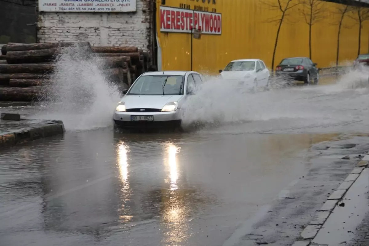 İzmir Yağmura Hazırlıksız Yakalandı