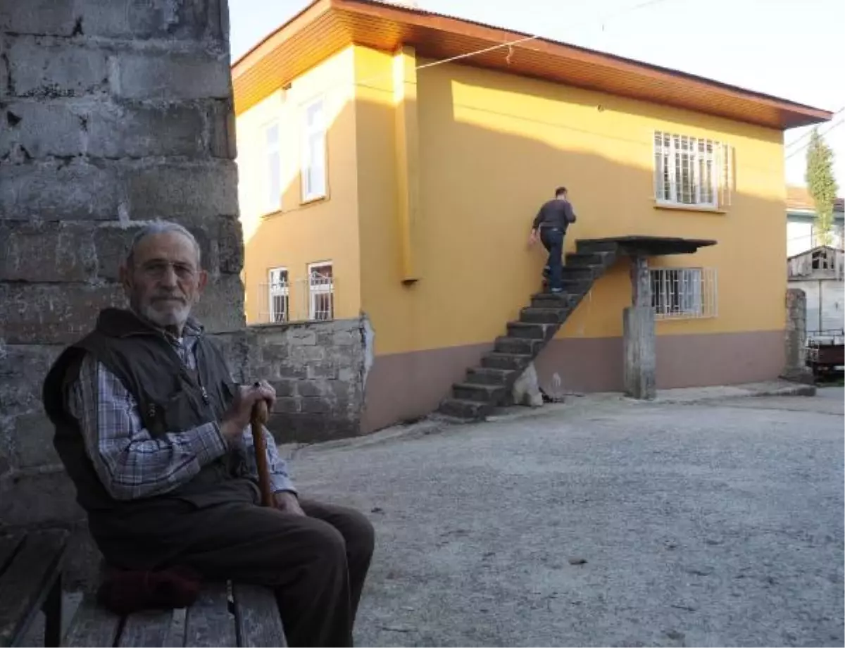 Kapı Tuğlayla Kapatılınca Merdiven Ortada Kaldı