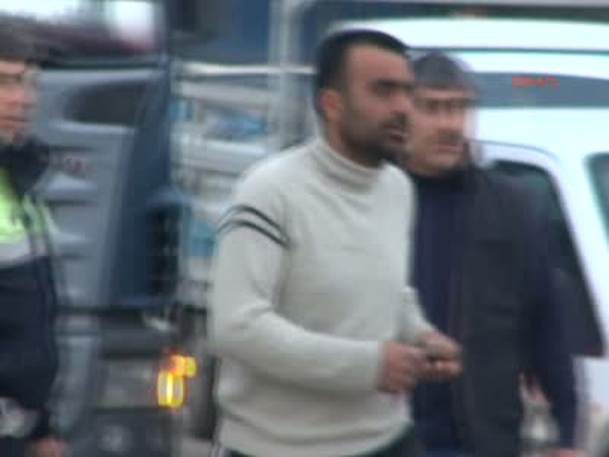 Kırmızı Işık İhlali Yapan Motosiklet Tıra Çarptı.1 Yaralı Adana\'da Kırmızı Işık İhlali Yapan...