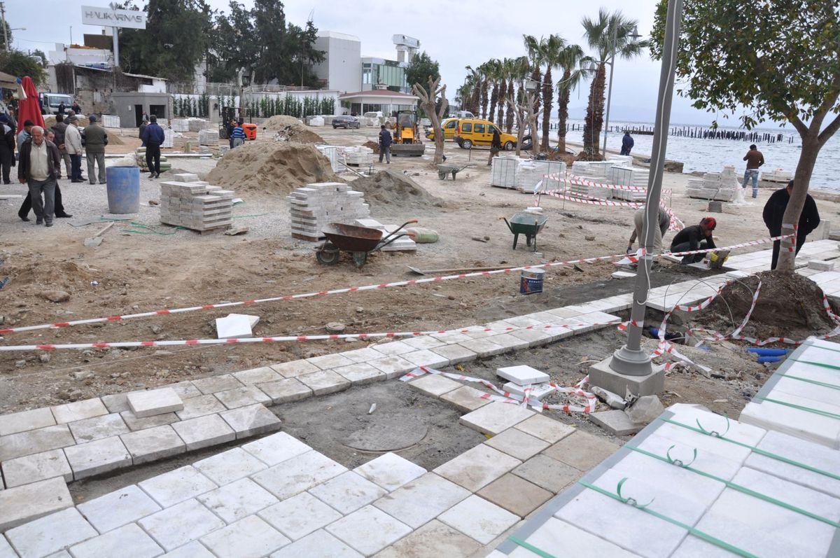 Kumbahçe Meydanı\'nda Mermer Döşemesi Başladı