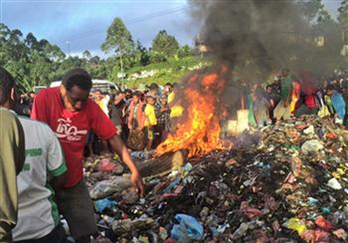 Papua Yeni Gine\'de Orta Çağ Vahşeti