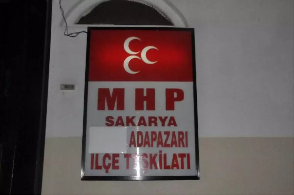 Sakarya MHP İl Teşkilatı\'nın Tabelası da Kapatıldı