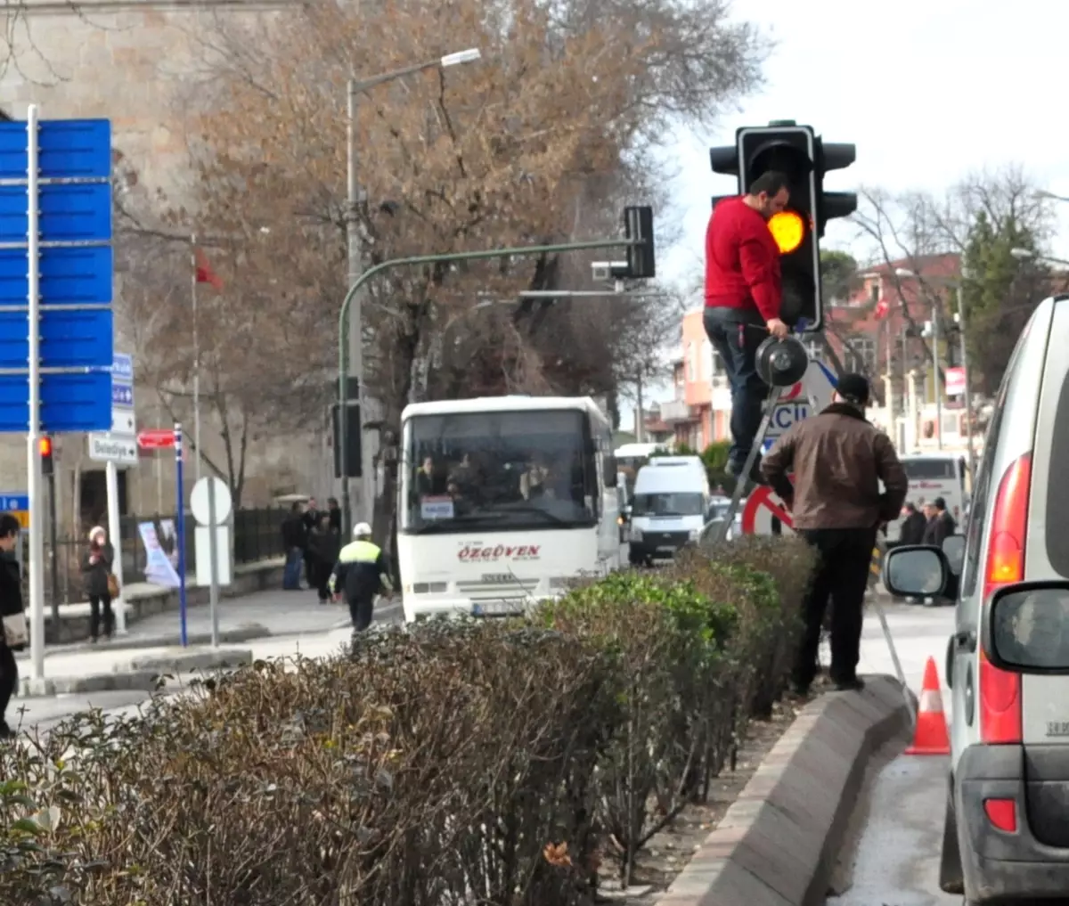 Trafik Işıkları Trafiği Kilitledi