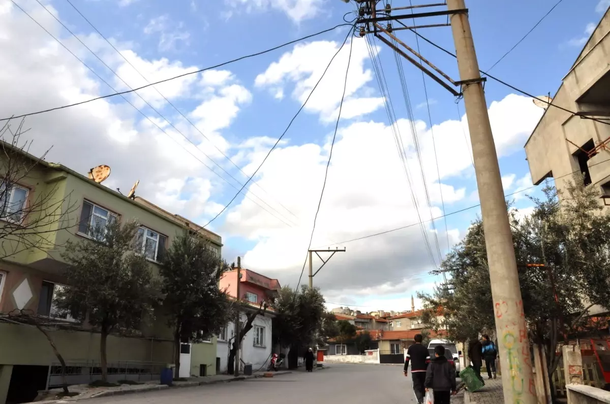 Uedaş Görevlileri Elektriğini Kesmek İstedikleri Kadının Hışmına Uğradı...(Özel Haber)