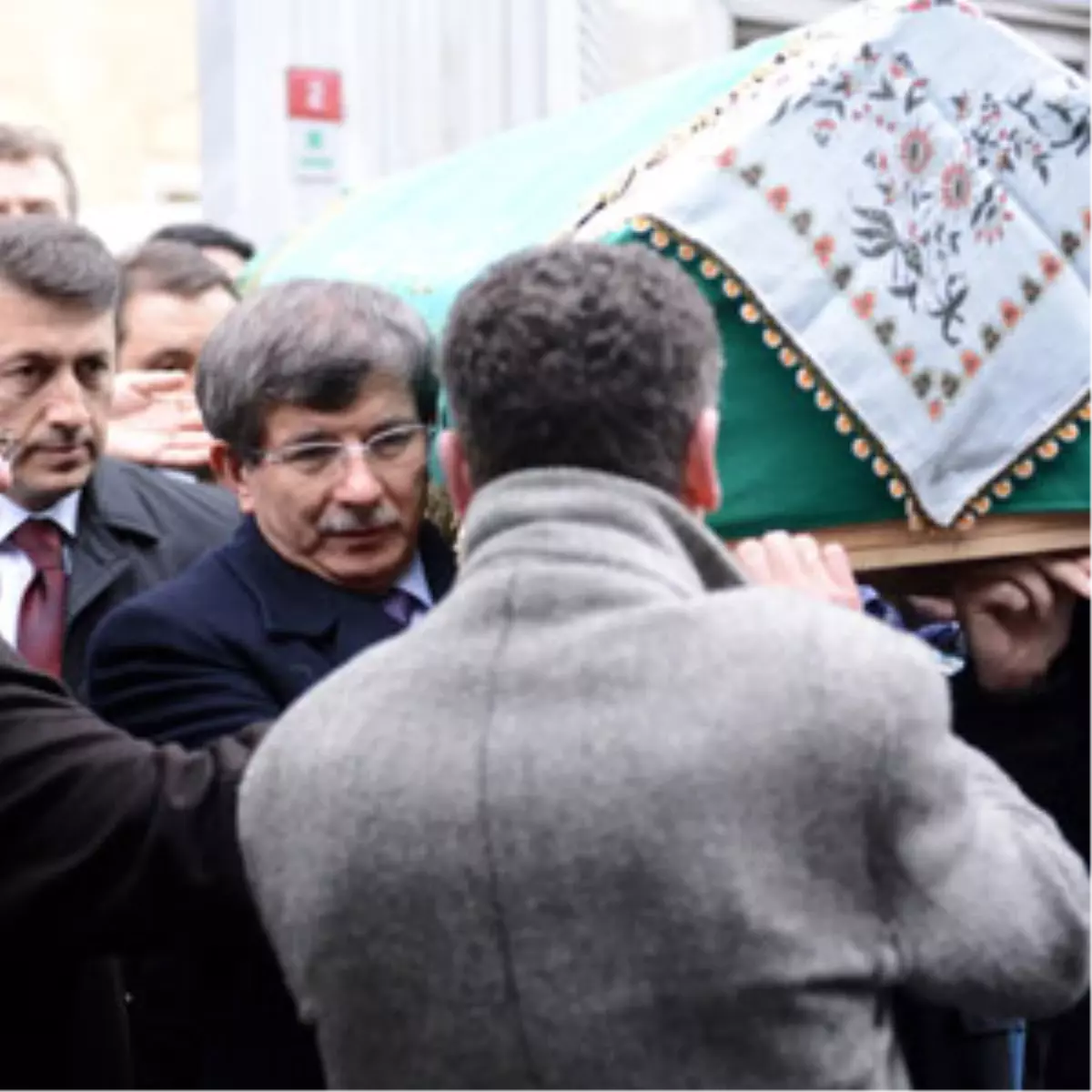 Davutoğlu\'ndan İlkokul Öğretmenine Vefa