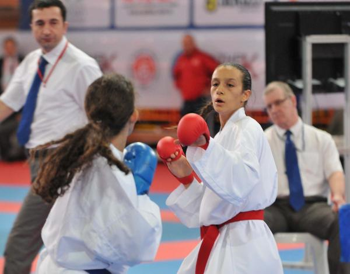 Milli Sporcu Boneyi Kullanamayınca, Avrupa Şampiyonasında Başı Açık Mücadele Etti