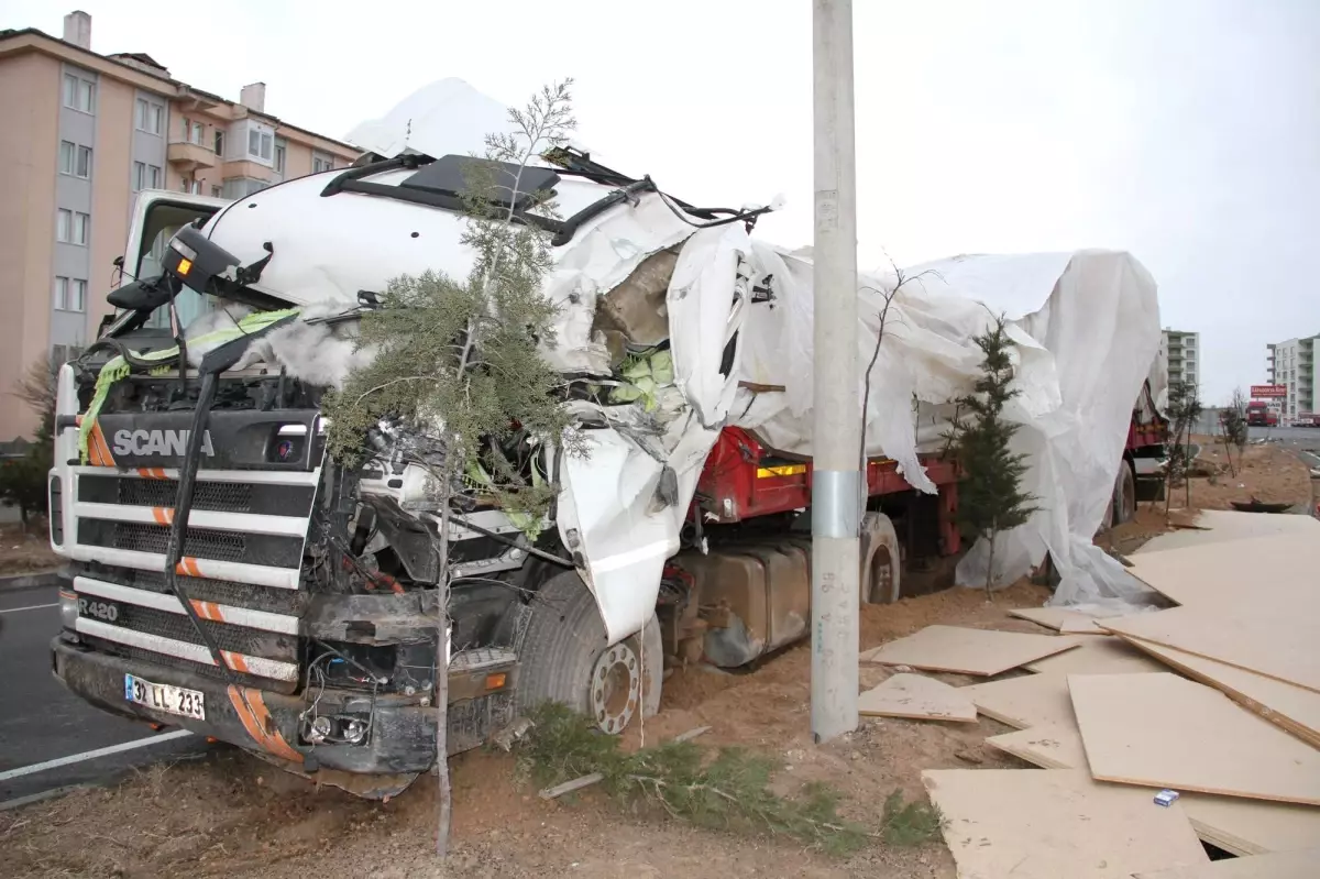 Yoldan Çıkan Tır Orta Refüje Çarparak Durabildi