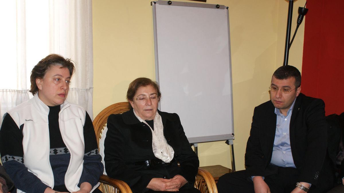 AK Parti Çankaya İlçe Teşkilatı ve Ankara Milletvekili Gezici\'den Azize Tereza Kilisesi\'ne Ziyaret