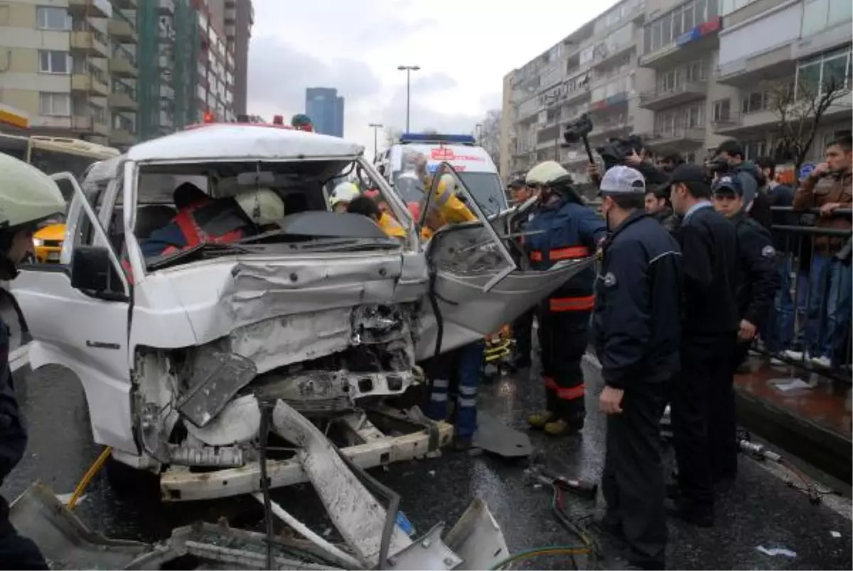 Beşiktaş\'ta Trafik Kazası: 3 Yaralı