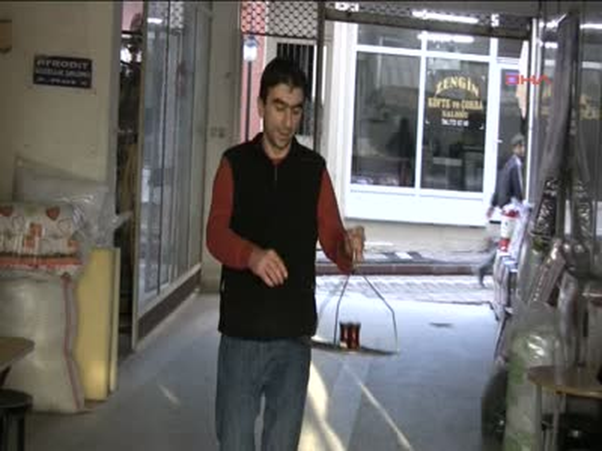 Çanakkale İş Bulamayan Ziraat Mühendisi Garson Oldu İş Bulamayan Ziraat Mühendisi Garson Oldu