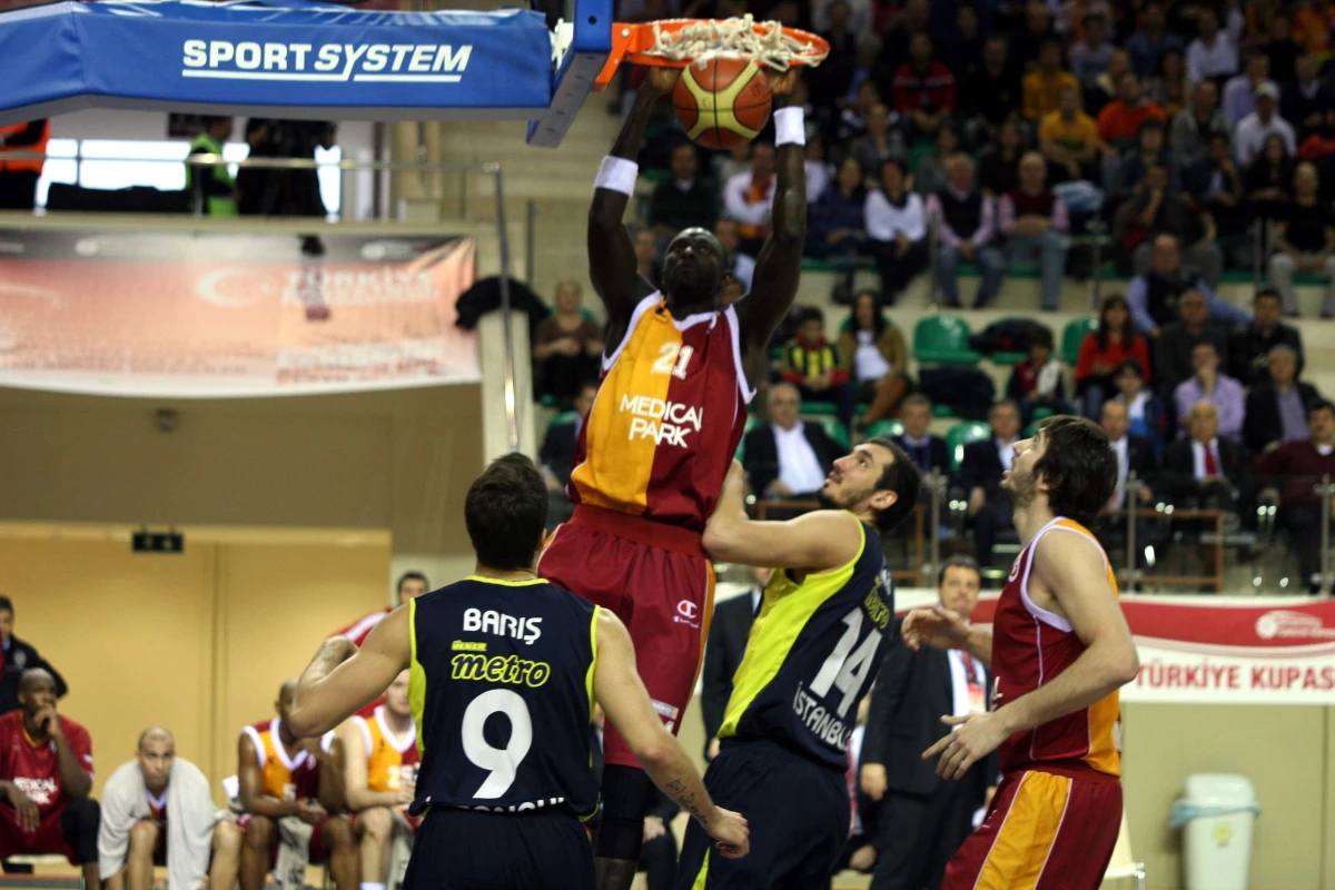 Fenerbahçe Ülker - Galatasaray Medical Park: 63-57