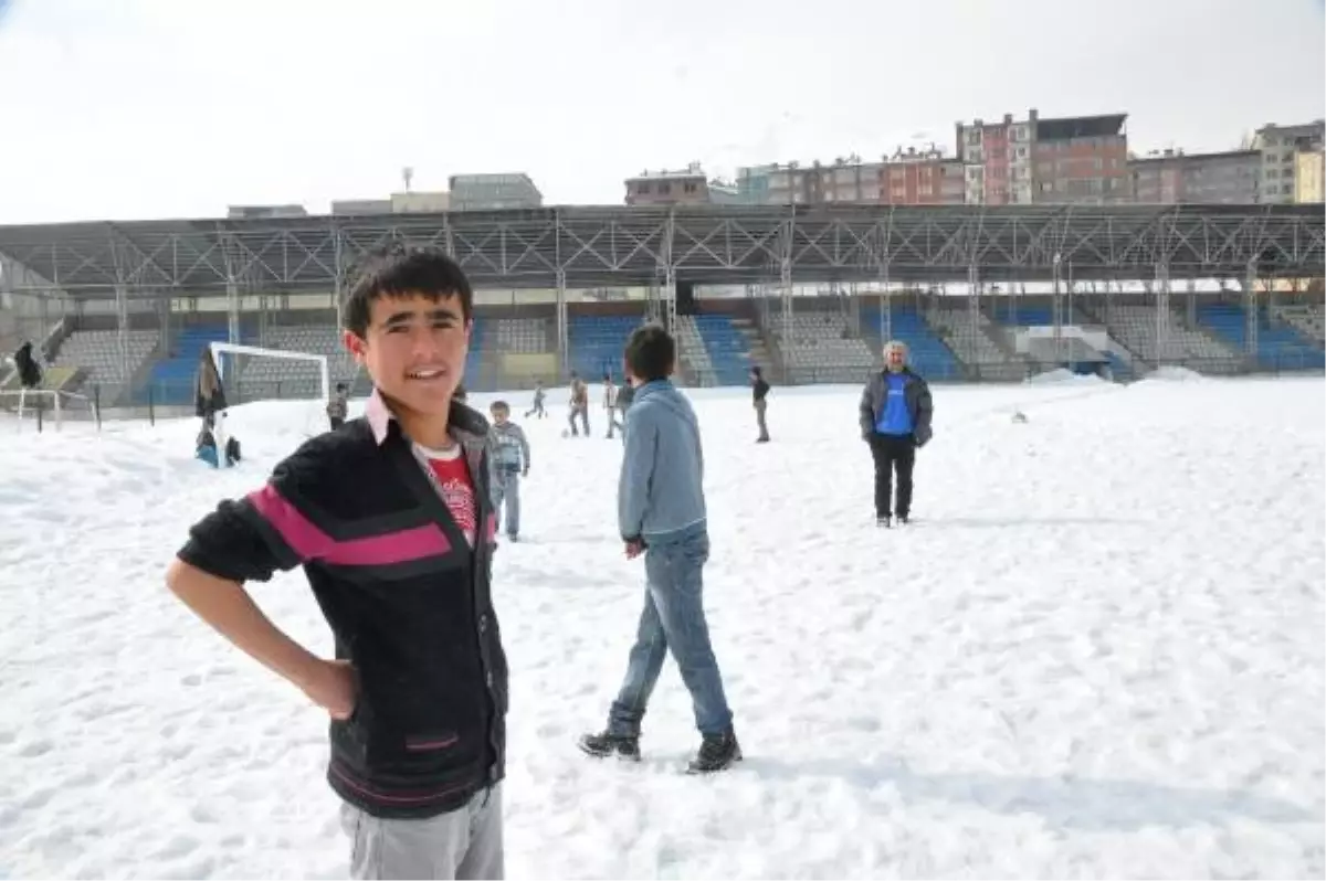 Hakkari Şehir Stadı Kardan Temizlenmiyor