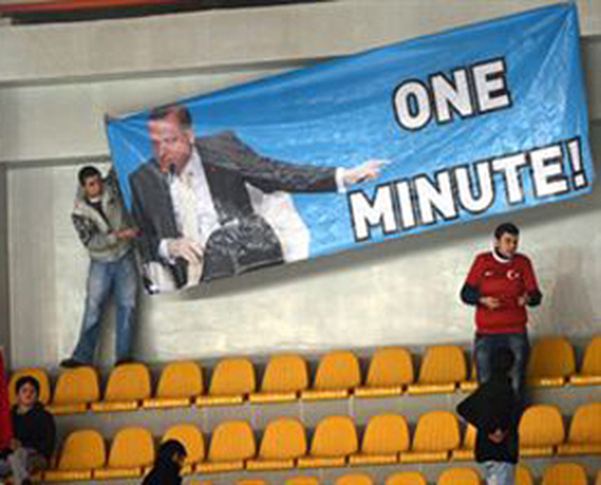 İsrail Buz Hokeyi Maçında \'One Mınute\' Pankartı İsrail Buz Hokeyi Maçında \'One Mınute\' Pankartı