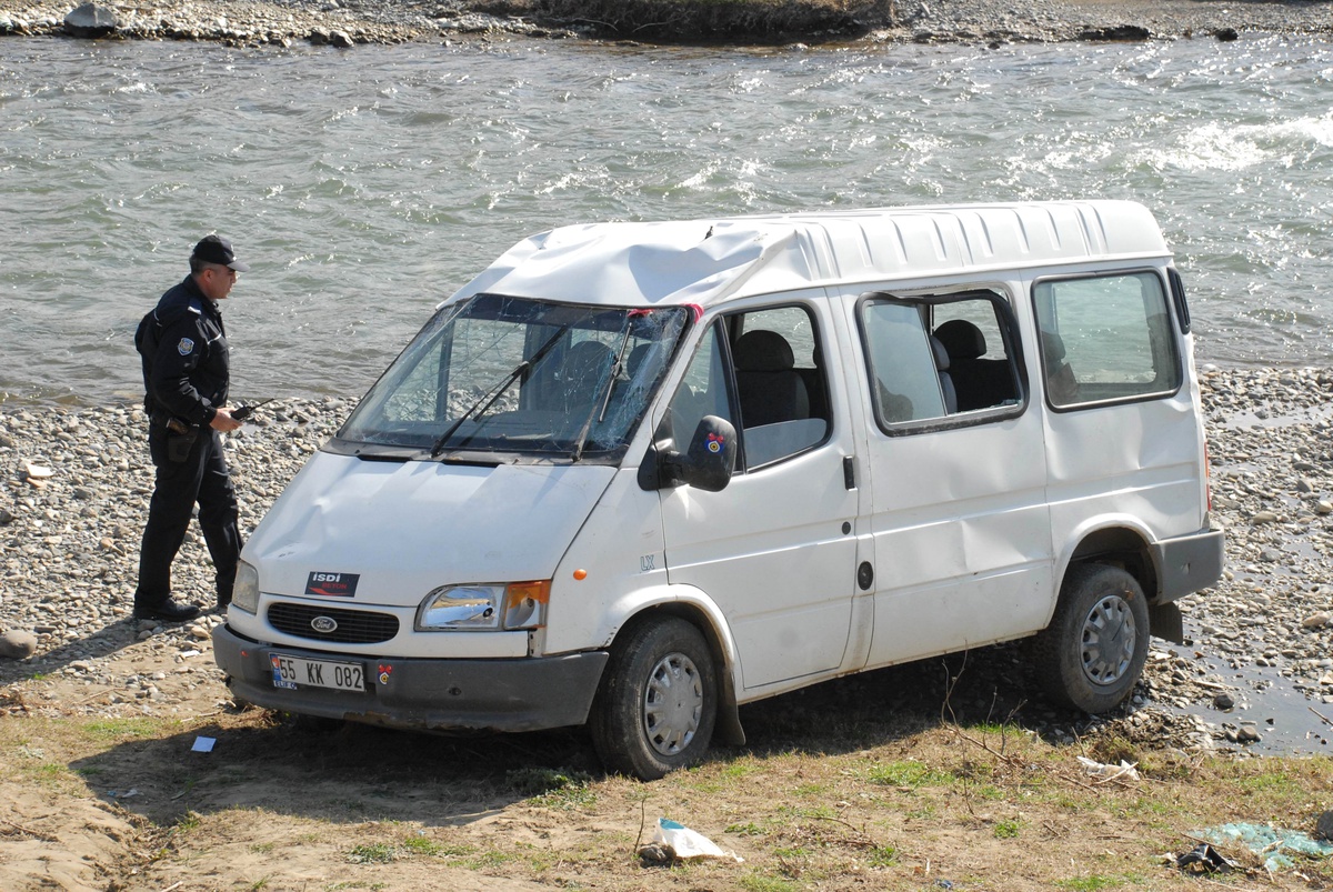 Lastiği Patlayan Minibüs Takla Attı: 2 Yaralı