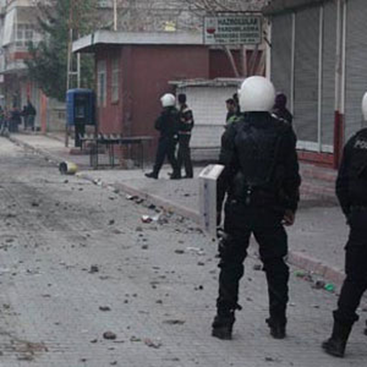 Polise Attığı Bomba Elinde Patladı