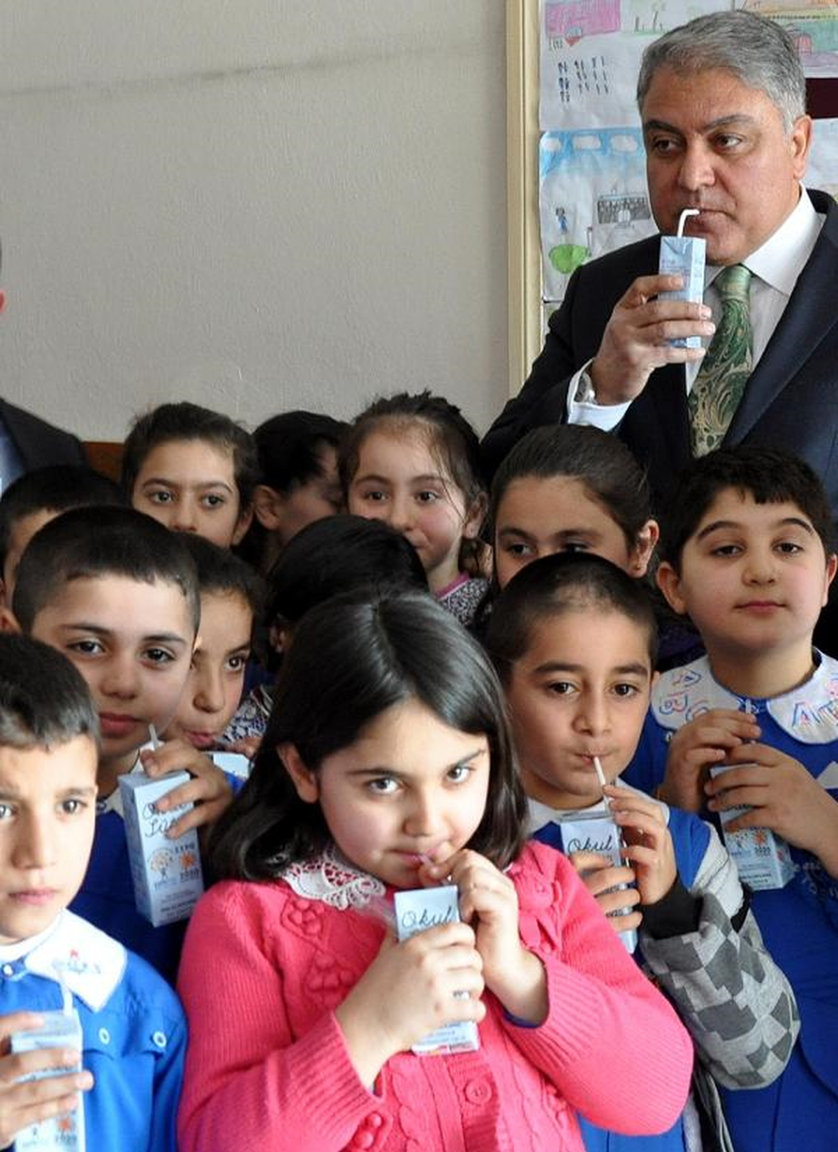Ağrı Valisi Tekinarslan: Başbakanımızı Seven Süt İçsin
