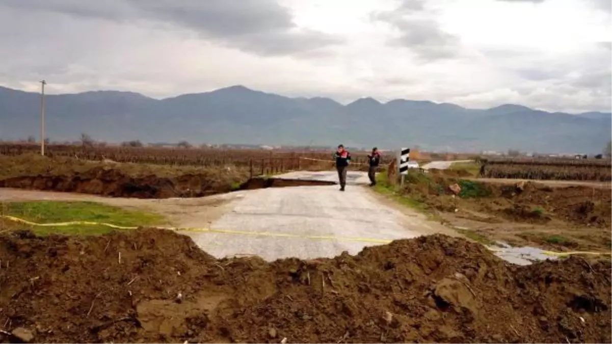 Alaşehir\'de Selden Yol Çöktü