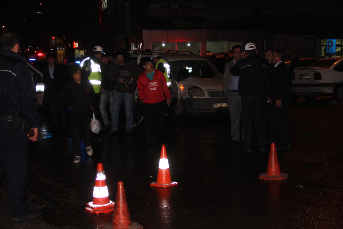 Araçlarıyla Çarptıkları Otobüste Bulunan Yolcuları Bıçakladılar