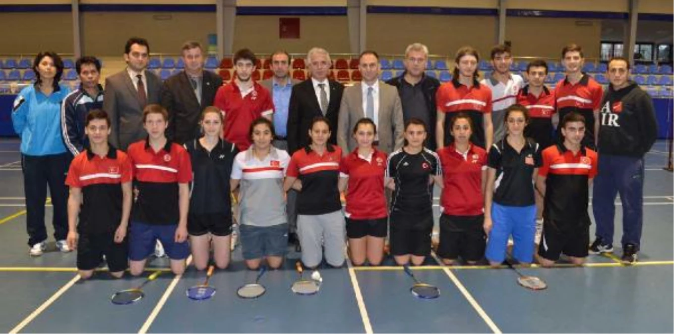 Bursa\'da Kamp Yapan Badminton Milli Takımına Moral Ziyareti