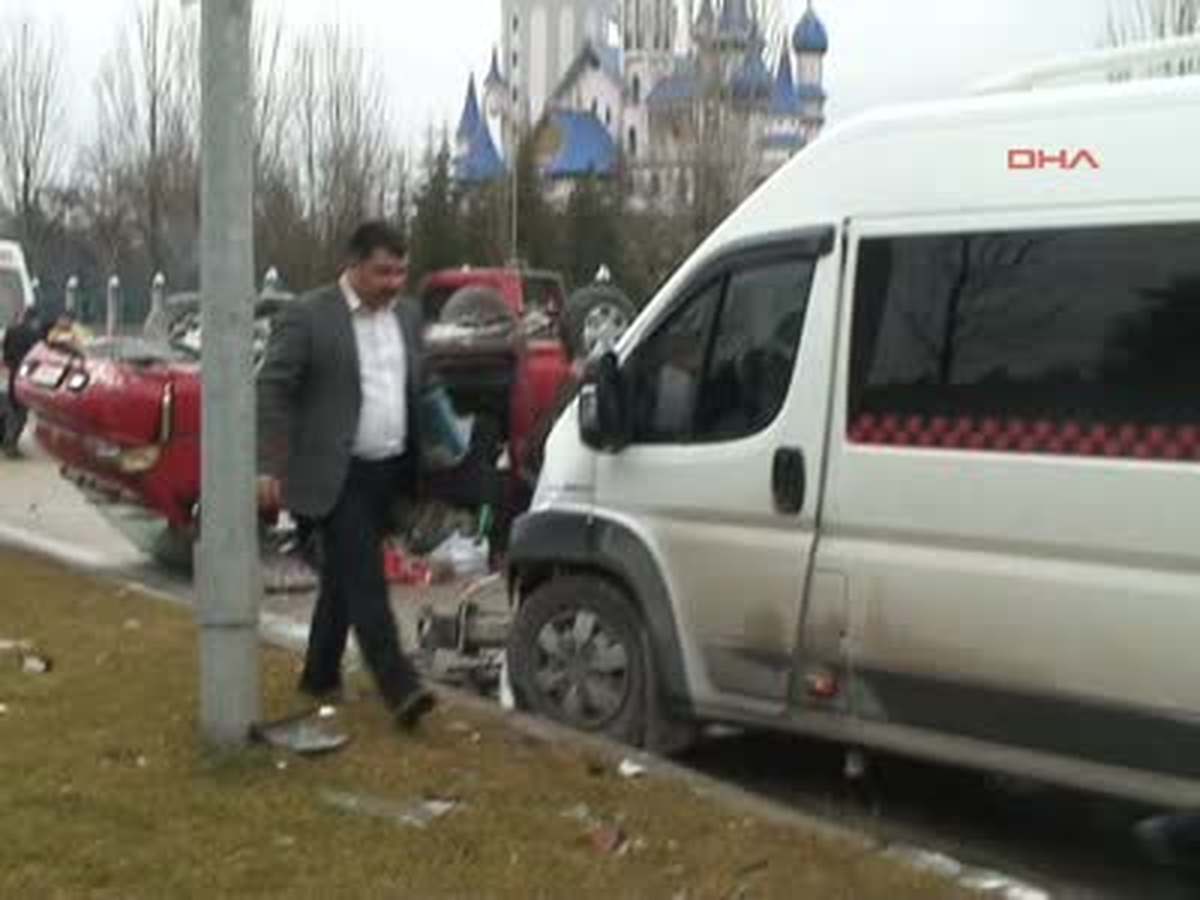 Eskişehir\'de Öğrenci Taşıyan Servis Minibüsü Başka Bir Minibüse Çarptı,9 Kişi Yaralandı