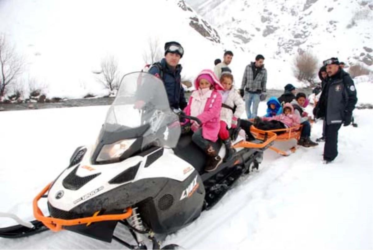 Kar Motoruyla Okullarına Gittiler