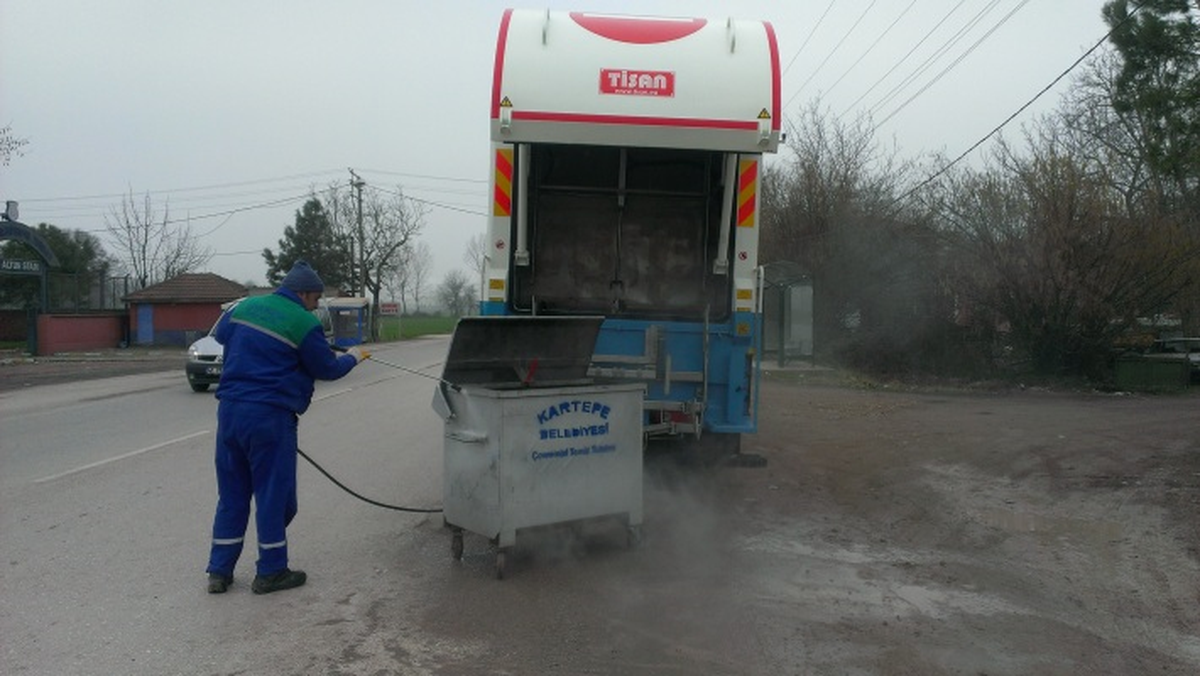 Kartepe\'de Konteynerler Dezenfekte Ediliyor