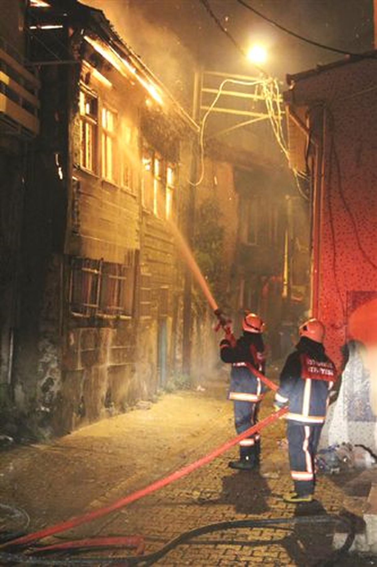 Kullanılmayan Bina Alev Alev Yandı