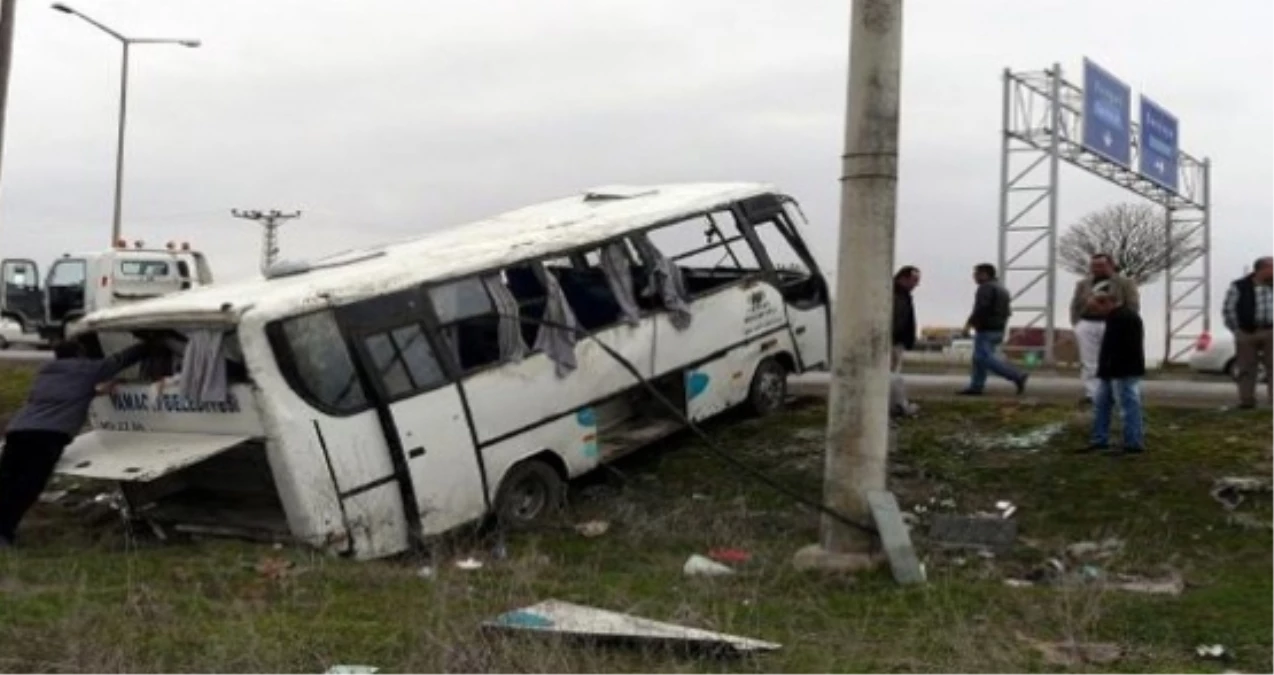 Öğrenci Otobüsü Devrildi: 29 Yaralı
