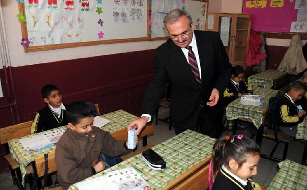 Van\'da 141 Bin Öğrenciye Süt Dağıtıldı
