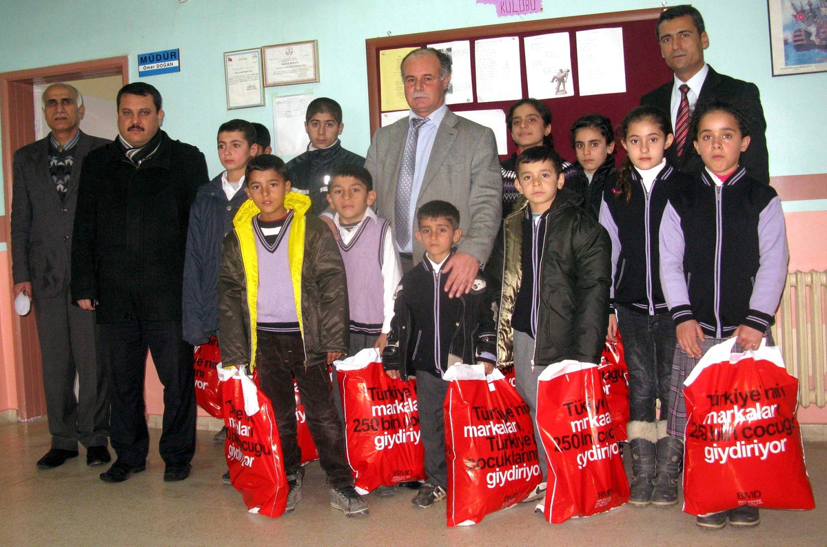 819 Öğrenciye Mont ve Ayakkabı Yardımı Yapıldı
