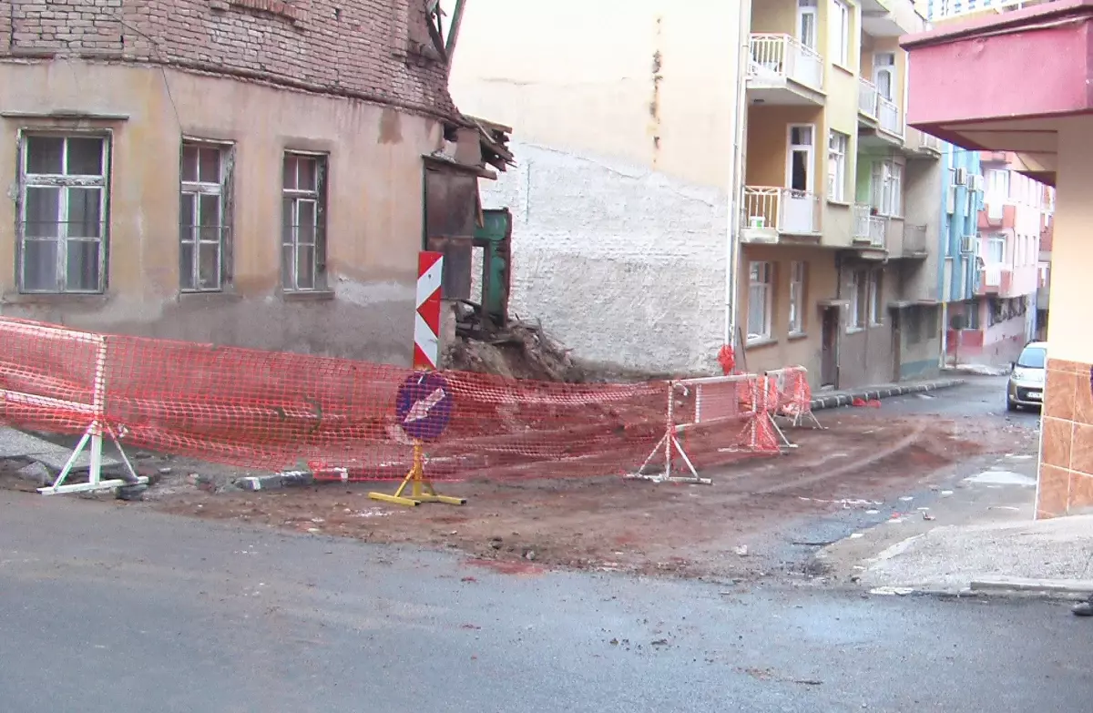 Alaşehir\'de Çöken Binanın Enkazı Kaldırıldı