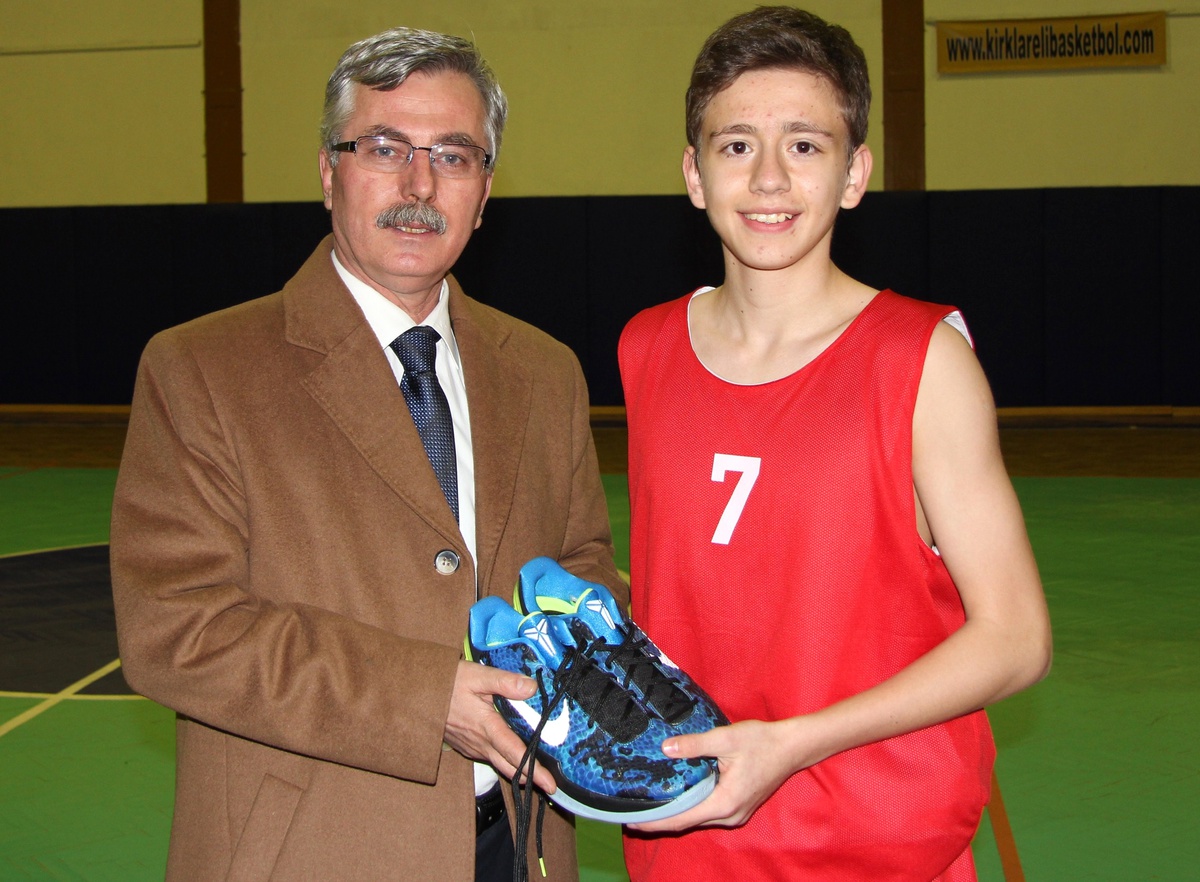 Başkan Çağlayan\'dan Sporculara Malzeme Desteği