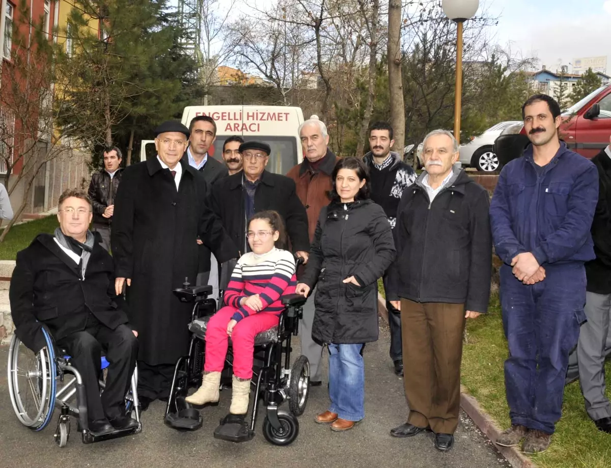 Başkan Yaşar'dan Minik Ezgi'ye Akülü Araba