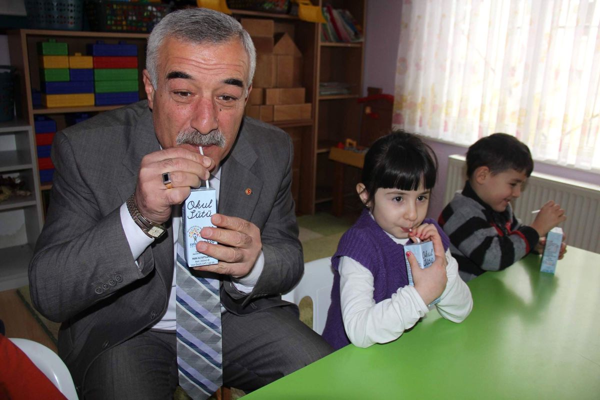 Bursa\'da 200 Bin Öğrenci Okul Sütü İçecek