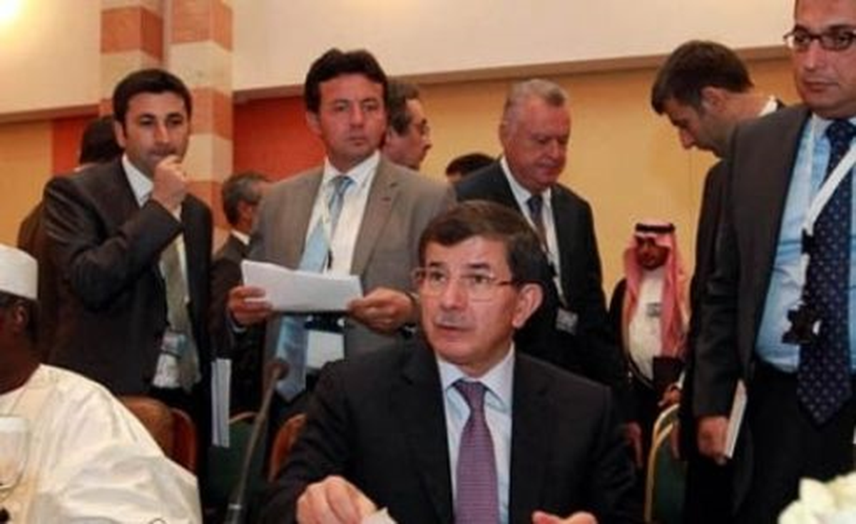 Dışişleri Bakanı Davutoğlu, Paris\'te Fransız ve İngiliz Mevkidaşlarıyla Görüştü