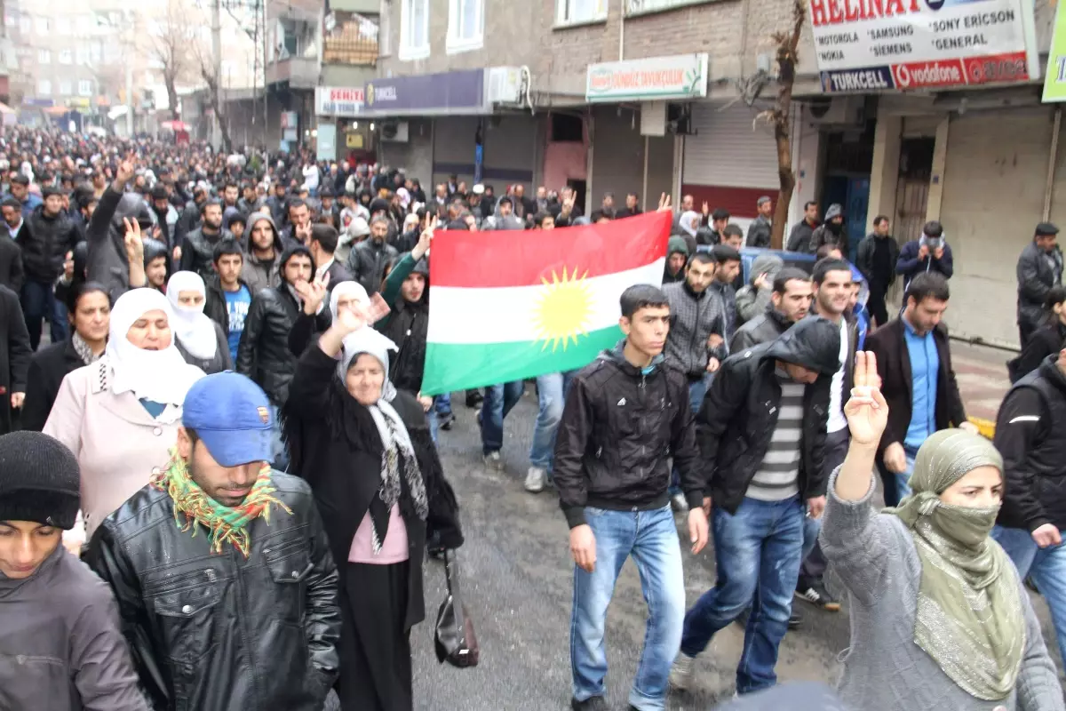 Diyarbakır\'da Gösteri Sırasında Hayatını Kaybeden Öner\'in Ölümü Protesto Edildi