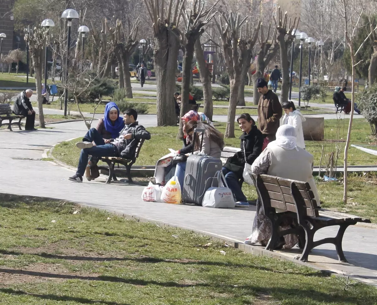 Güneşli Havayı Gören Diyarbakırlılar Parklara Akın Etti