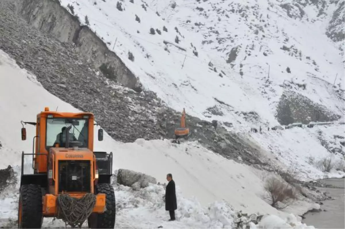 Hakkari- Van Karayolu Heyelan Yüzünden Kapandı