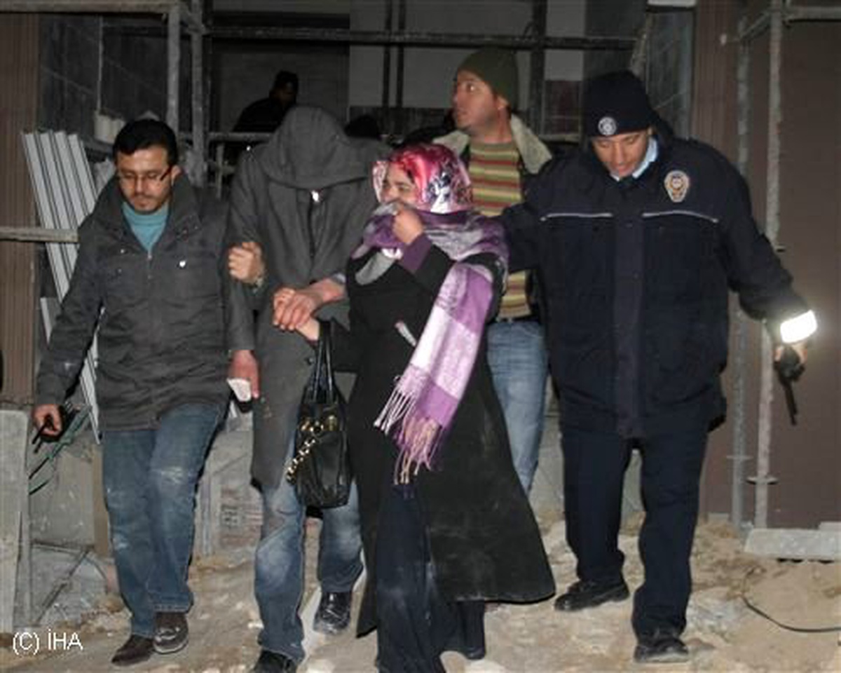 İntihara Kalkıştı, Eşine Sarılmak İsterken Kurtarıldı