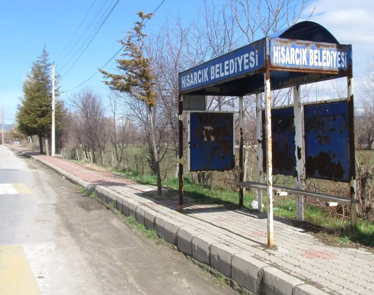 Kaldırımı İşgal Eden Yolcu Bekleme Durağı