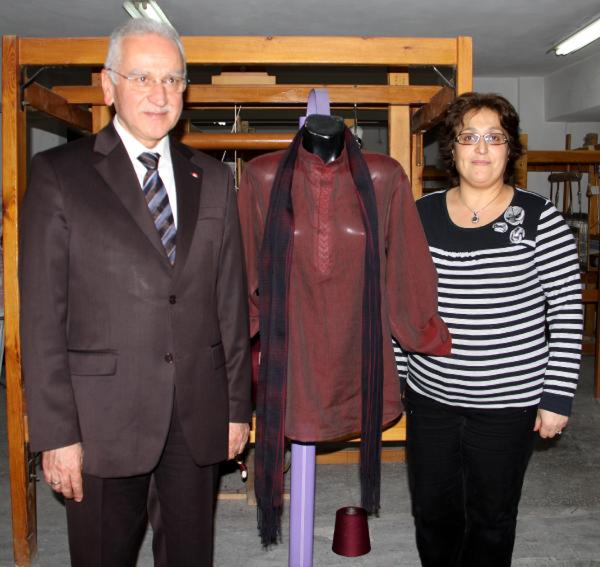 Megastar Tarkan\'a Burdur\'dan İpek Gömlek ve Fular