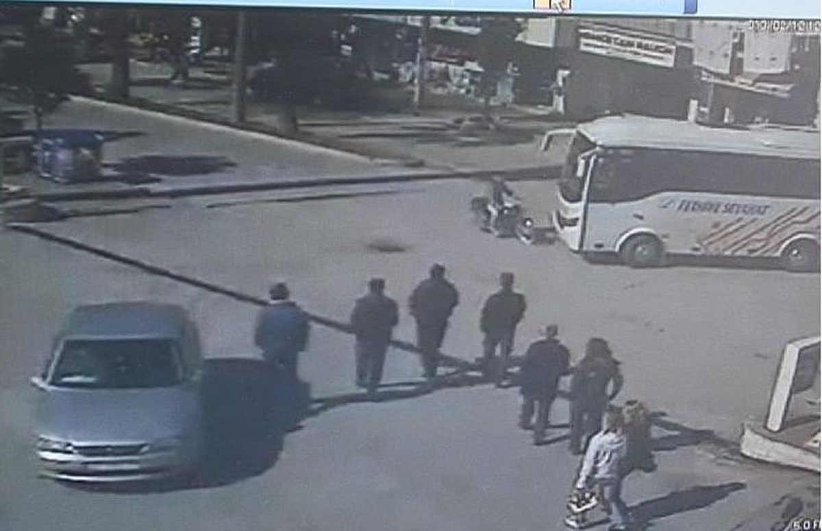 Midibüs, Motosikleti Altına Alıp Sürükledi